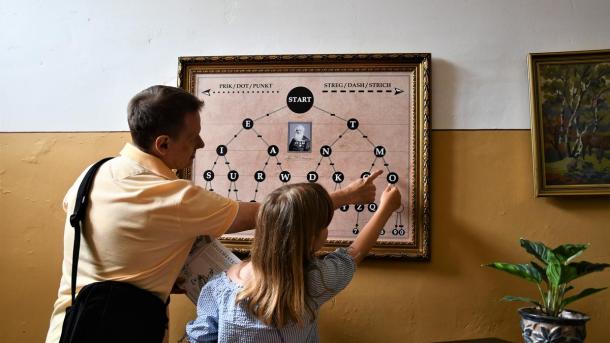 Tochter und Vater beschäftigen sich der Lösung einer Aufgabe im Horsens Gefängnismuseum in der Urlaubsregion Küstenland