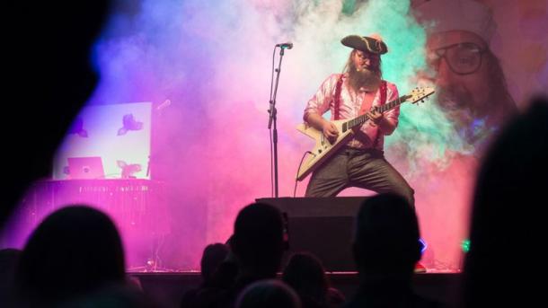 Kindercharakter Onkel Reje tritt im Theater in Horsens mit Gitarre auf