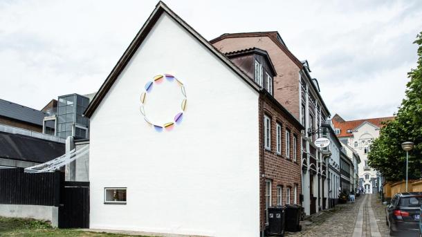 Skulptur på gavl i Horsens af Sofia Ivarsson
