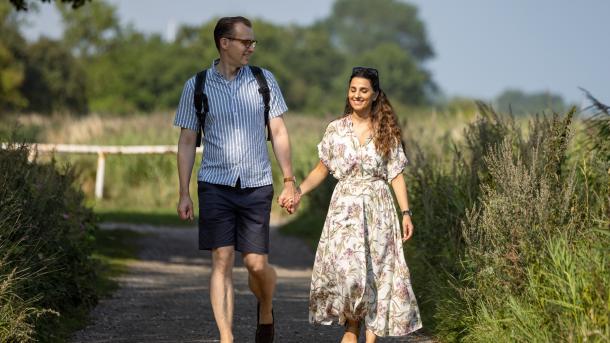  Mann und Frau wandern an der Odderküste bei Hou auf einem Wanderweg