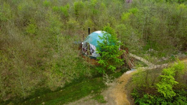 Dronefoto af Glamping domen BØGEBJERG i skov ved Østbirk