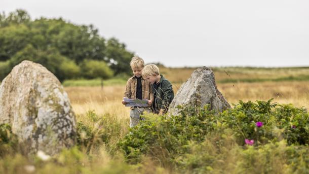 Små lyshårede drenge ved kalvestenene på Hjarnø i Horsens Fjord