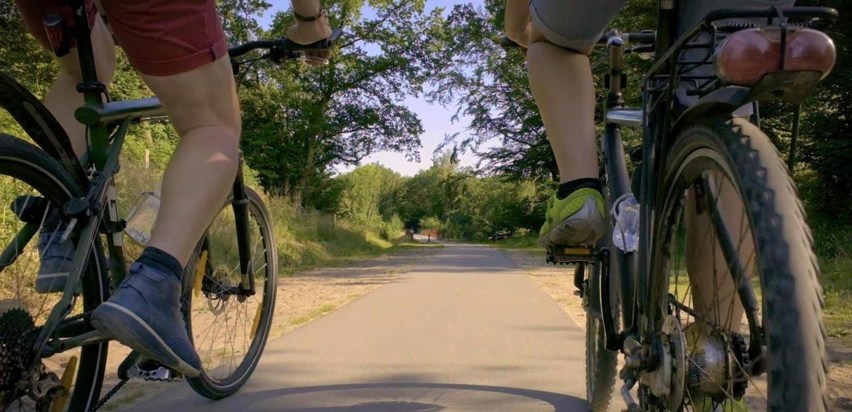 Zwei Radfahrer im Küstenland in Dänemark