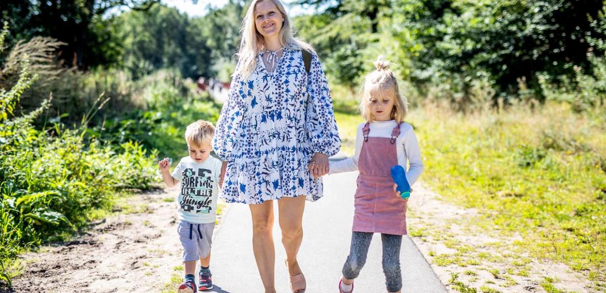Familie geht in der Natur