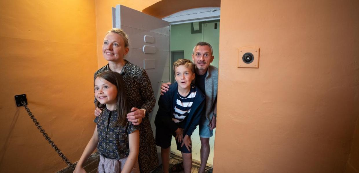 Familie betrachtet eine Gefängniszelle etwas genauer