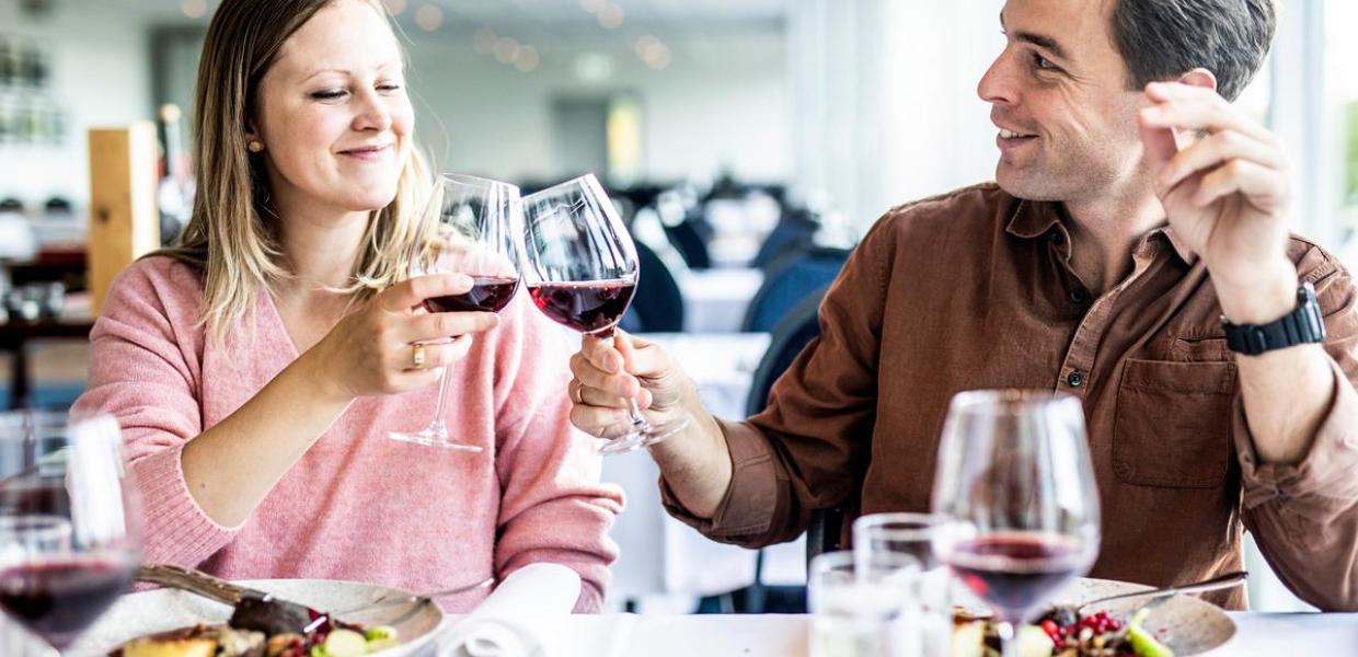 Paar beim Abendessen im Hotel Juelsminde Strand