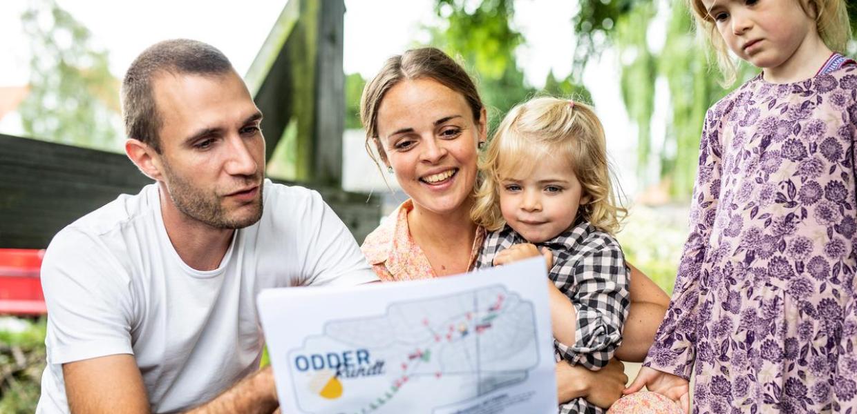 Familie probiert Schatzsuche rund um Odder