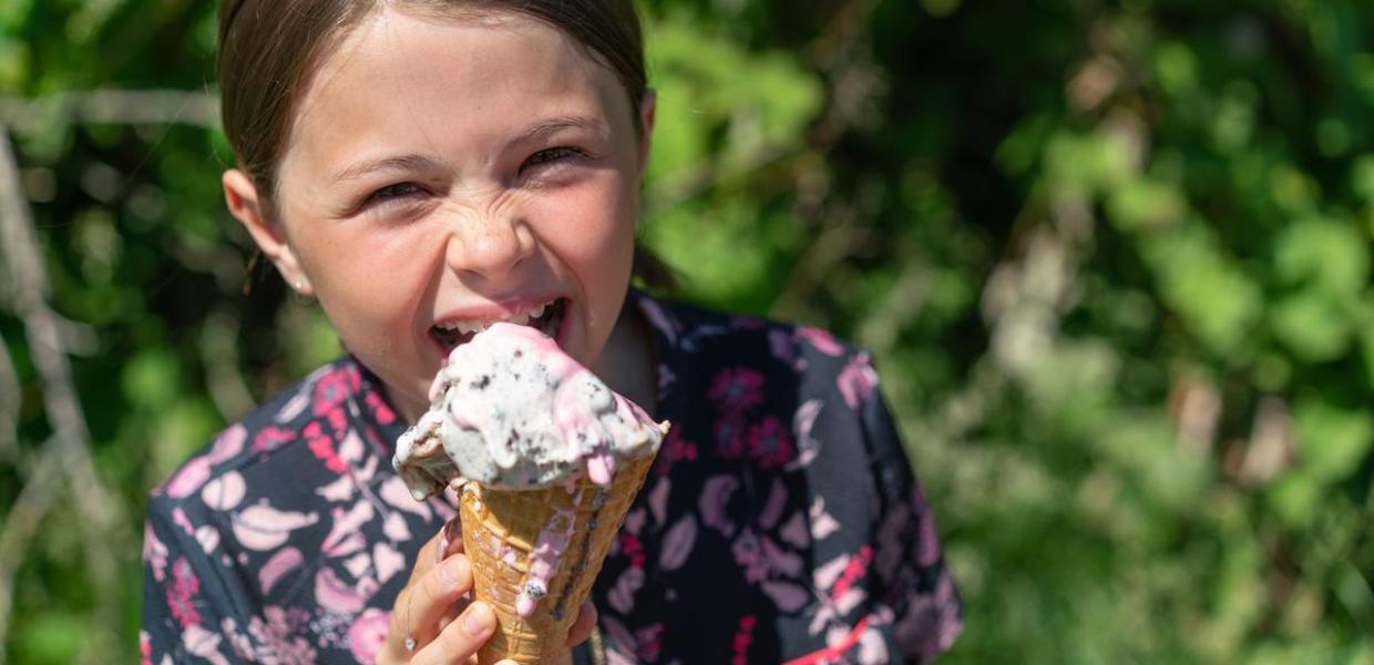 Mädchen isst Eiswaffel