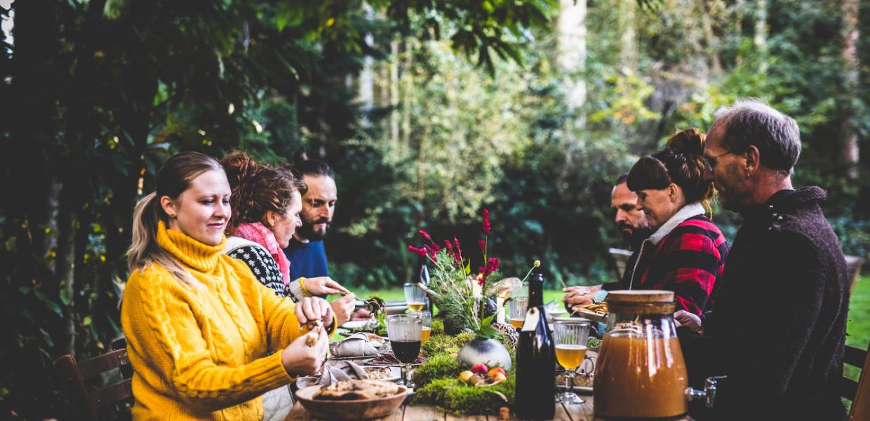 Besucher genießen beim Sondrup B&B das Mittagessen in der Natur