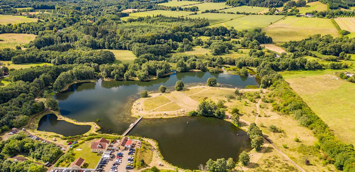 Luftbild der Angelseen und des Parkplatzes beim Fyelmose Put & Take