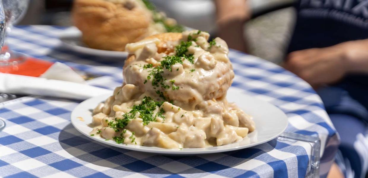 Tisch mit blau karierter Decke und Dänemarks größten Tartelettes im Café Alrø im Horsens Fjord – ein Teil der Urlaubsregion Küstenland