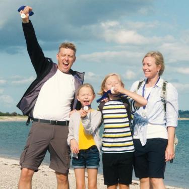 Eine Familie jubelt nach der Schatzsuche auf Tunø