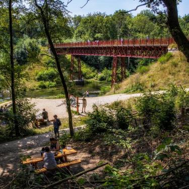 Bank am Die wiedergefundene Brücke