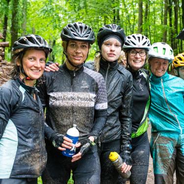 Frauen auf dem Mountainbike-Trail im Wald von Bjerre