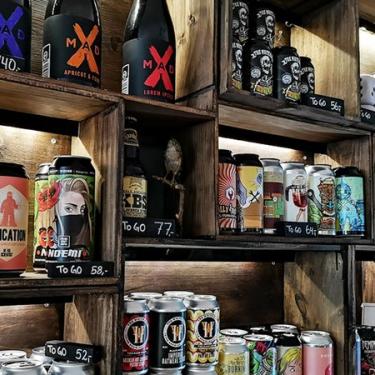 Dosen und Flaschen in tollen Farben stehen auf Regalen im Brettspielcafé im Stadtzentrum von Horsens in der Urlaubsregion Küstenland