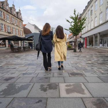 Zwei Frauen gehen durch die Søndergade in Horsens – ein Teil der Urlaubsregion Küstenland