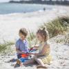 Kinder spielen am Saksild Strand im Sand