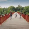 Familie fährt Fahrrad auf der Wiederentdeckten Brücke