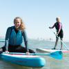 Frauen probieren Stand up paddle board