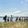 Eine große Gruppe macht entlang des Horsens Fjord einen Spaziergang