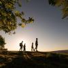 Familie spaziert im Sonnenuntergang auf dem Zuckerhut