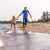 Vater und Tochter an der Wasserkante am Saksild Strand