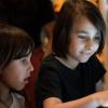 Zwei Kinder vergnügen sich in einer interaktiven Ausstellung im Industriemuseum in Horsens