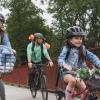 Familie mit Vater, Mutter und Mädchen auf Radtour auf dem Bryrupbanestien bei der wiederentdeckten Brücke im Küstenland