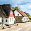 Häuser auf der idyllischen Insel Alrø im Horsens Fjord, von der Hauptstraße aus gesehen – ein Teil der Urlaubsregion Küstenland