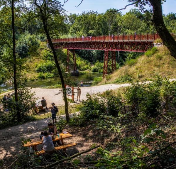 Bank am Die wiedergefundene Brücke