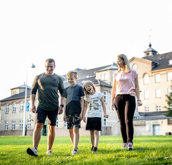 Familie besucht das Gefängnis