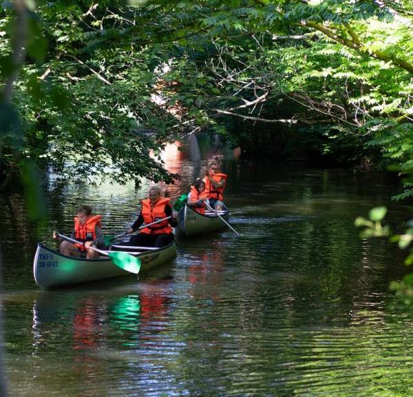 Familie auf eine kanu tour