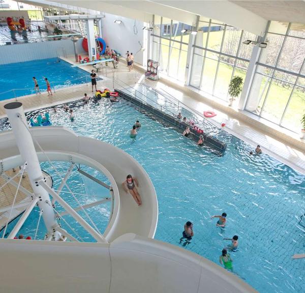 Kinder baden in den verschiedenen Becken im Aqua Forum in Horsens – ein Teil der Urlaubsregion Küstenland