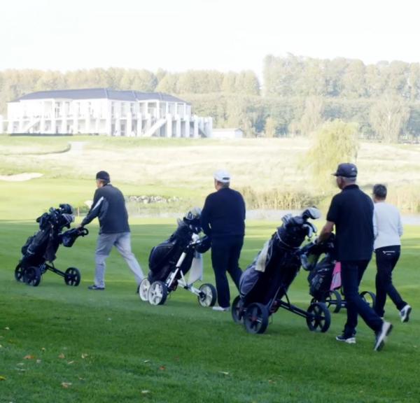 Vier Golfspieler auf dem Platz des Stensballe Golfklub