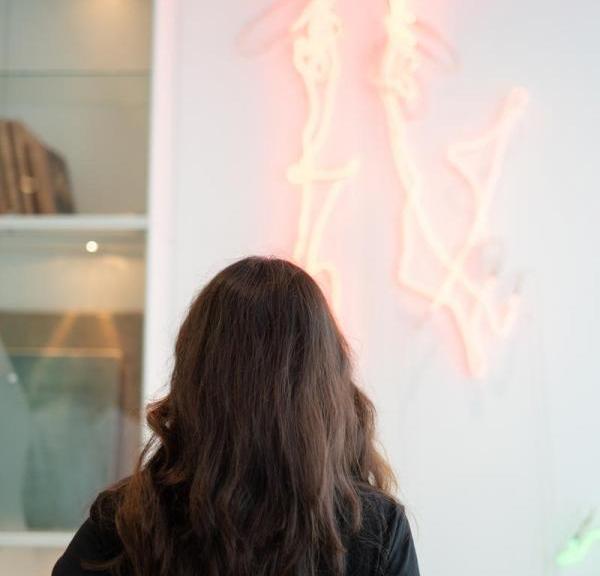 Neonschild hängt im Kunstmuseum in Horsens