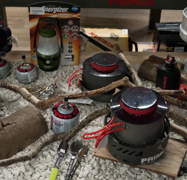 Ausstellung mit Brennern und Trangia bei Østjysk Våbenhandel (Ostjütischer Waffenhandel) in Hedensted.