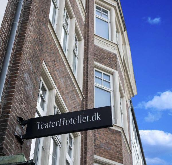 Eingang des Theaterhotels in Horsens