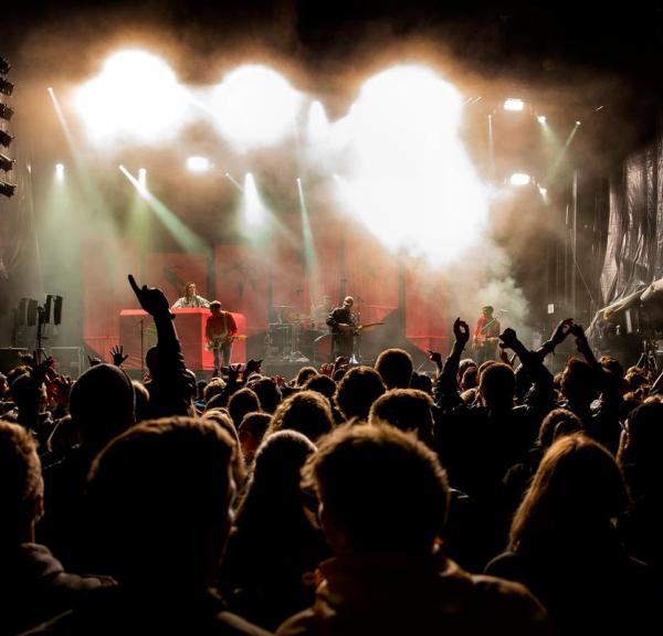 Hände in der Luft vor der Bühne am Abend beim Wall of Sound in der Urlaubsregion Küstenland
