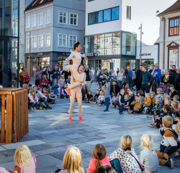 Teaterforestilling på Søndergade i Horsens under teaterfestivalen 2019