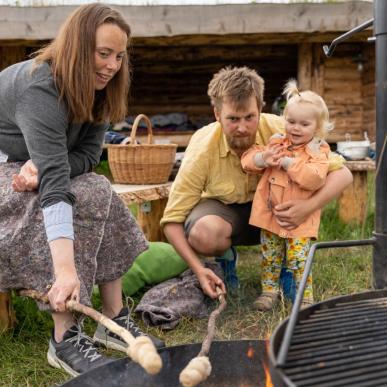 Eine Familie beim Lagerfeuer im Eventyrskoven in der Nähe von Odder
