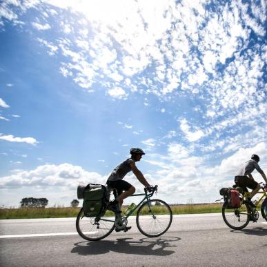 Drei Radfahrer im Fahrradurlaub im Küstenland