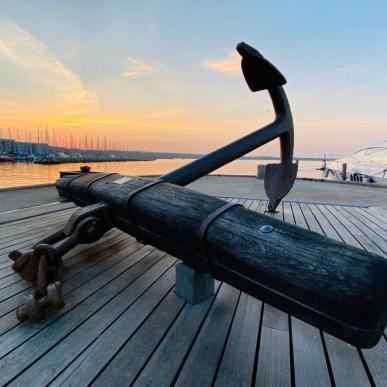 Der Anker der Fregatte Jylland liegt im Hafen von Juelsminde