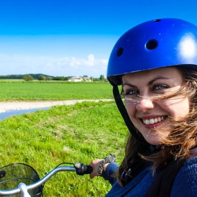 Die Reisebloggerin Melissa Villumsen sitzt auf Endelave auf einem Fahrrad