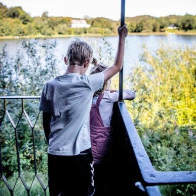 Kinder schauen über den See