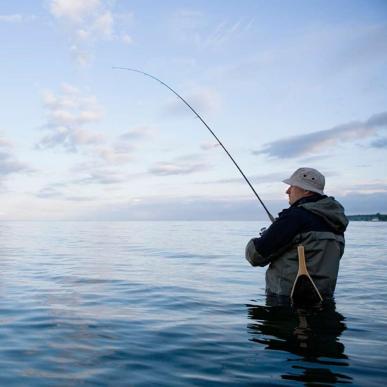 Freizeitangler angeln an der Küste der Urlaubsregion Küstenland