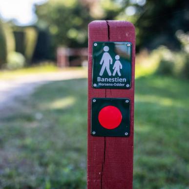 Pfahl mit Schild auf dem Eisenbahnweg Horsens–Odder