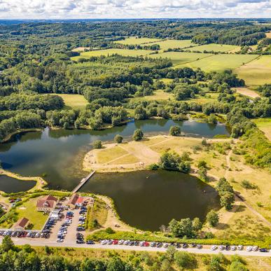 Luftbild der Angelseen und des Parkplatzes beim Fyelmose Put & Take