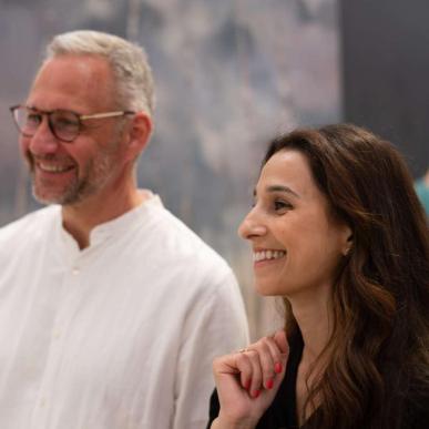 Paar betrachtet Kunst im Horsens Kunstmuseum – ein Teil der Urlaubsregion Küstenland