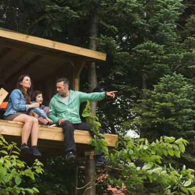 Mutter, Tochter und Vater in einem Shelter bei Holmely – ein Teil der Urlaubsregion Küstenland