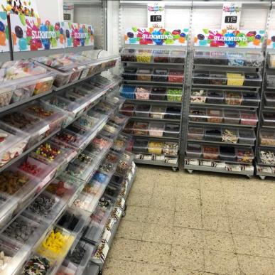 Eine große Auswahl an Selbstbedienungs-Süßigkeiten im Strandshop in Saksild